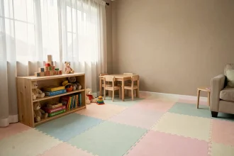 Espace de jeux intérieur sécurisé pour enfants avec tapis en mousse et étagère à jouets en bois rangée